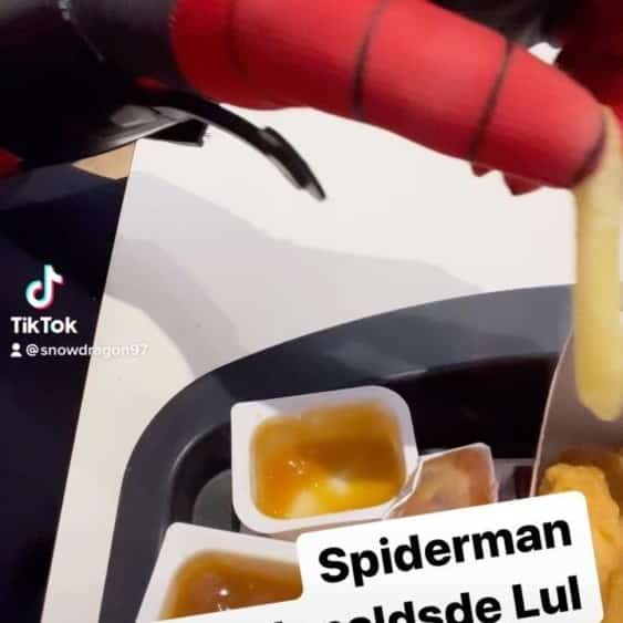Spiderman eating chiggy nuggies Lul